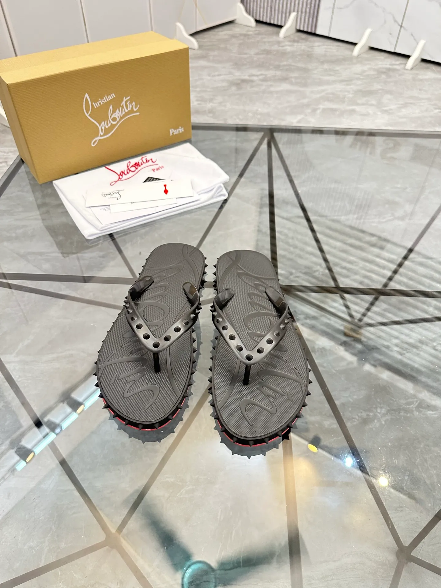Men's shoes: 💰P280¥ Product trademark: CL red-soled shoes* "CL*" flip-flops Regular size: 36-44 (can be customized to 45.46) Couple style Product materials: Original material from upper counter, 5D color printing process, high-end rivets, original lining, original outsole. Number: 789